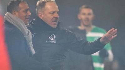 Müssen beide gehen: Manager Rachid Azzouzi (l) und Trainer Alexander Zorniger (r). (Foto: Daniel Karmann/dpa)