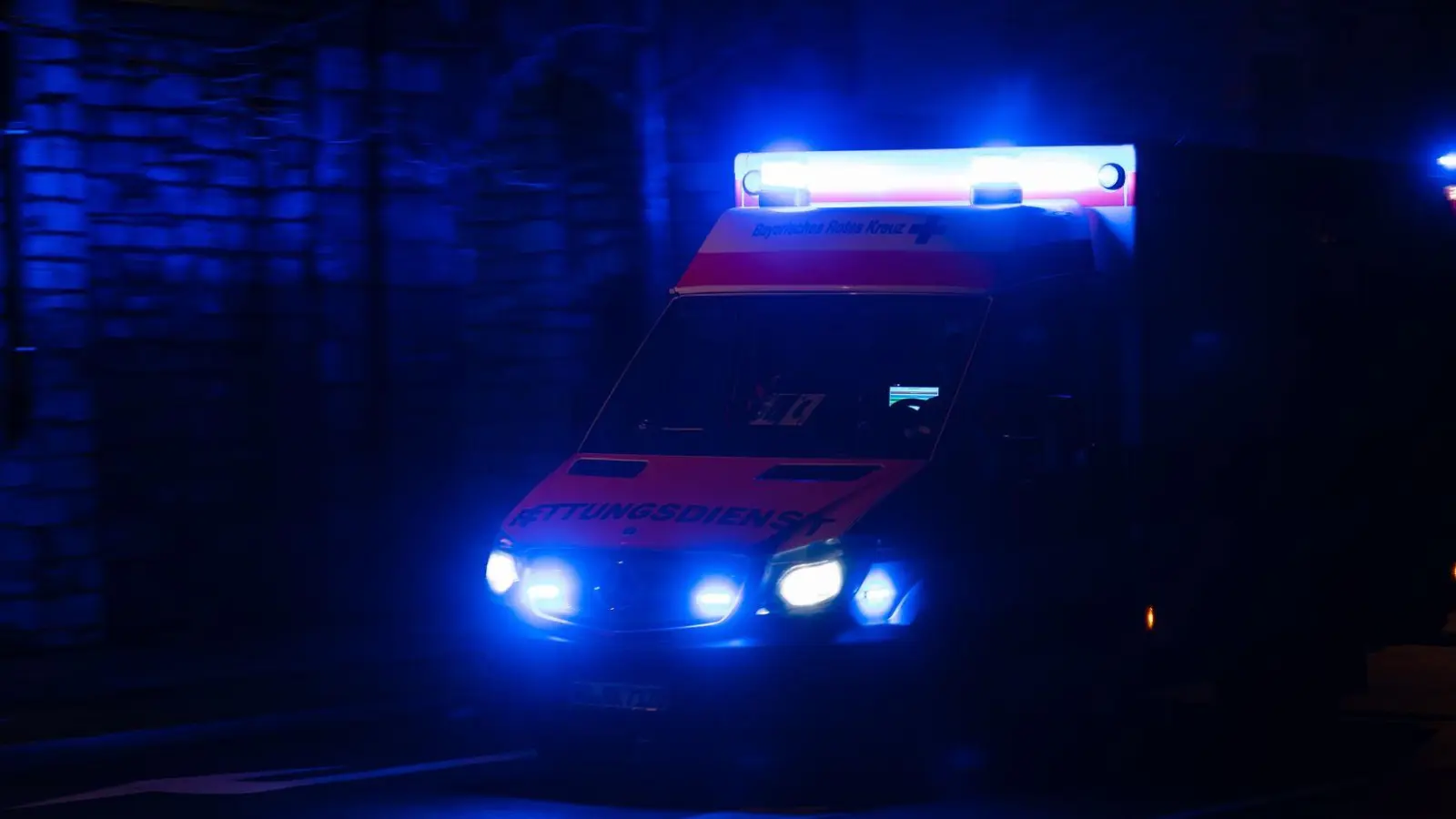 Der Rettungsdienst rückte zu dem Unfallort aus. (Symbolbild) (Foto: Nicolas Armer/dpa)
