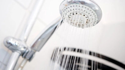 Bei längerer Abwesenheit sollte man Nachbarn, Freunde und Co. finden, die mal das Wasser laufenlassen. (Foto: Hauke-Christian Dittrich/dpa)