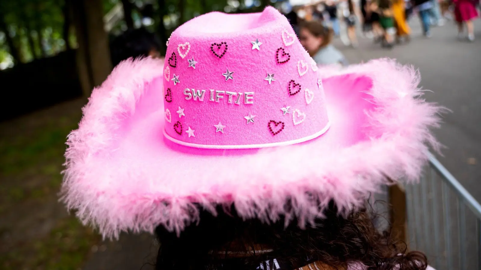 Viele Fans von Taylor Swift haben eine besondere Beziehung zu ihrem Star. (Archivbild) (Foto: Daniel Bockwoldt/dpa)