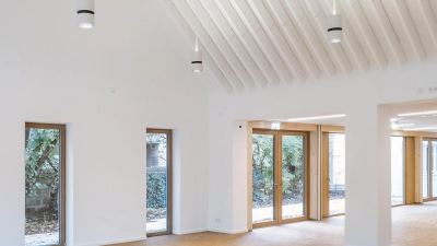 Hell, freundlich, mit Blick auf die Stadtmauer: Der Saal im Gemeindezentrum St. Johannis ist das Herzstück des modernisierten Gebäudes an der Schaitbergerstraße. (Foto: Oliver Heinl, Rednitzhembach)