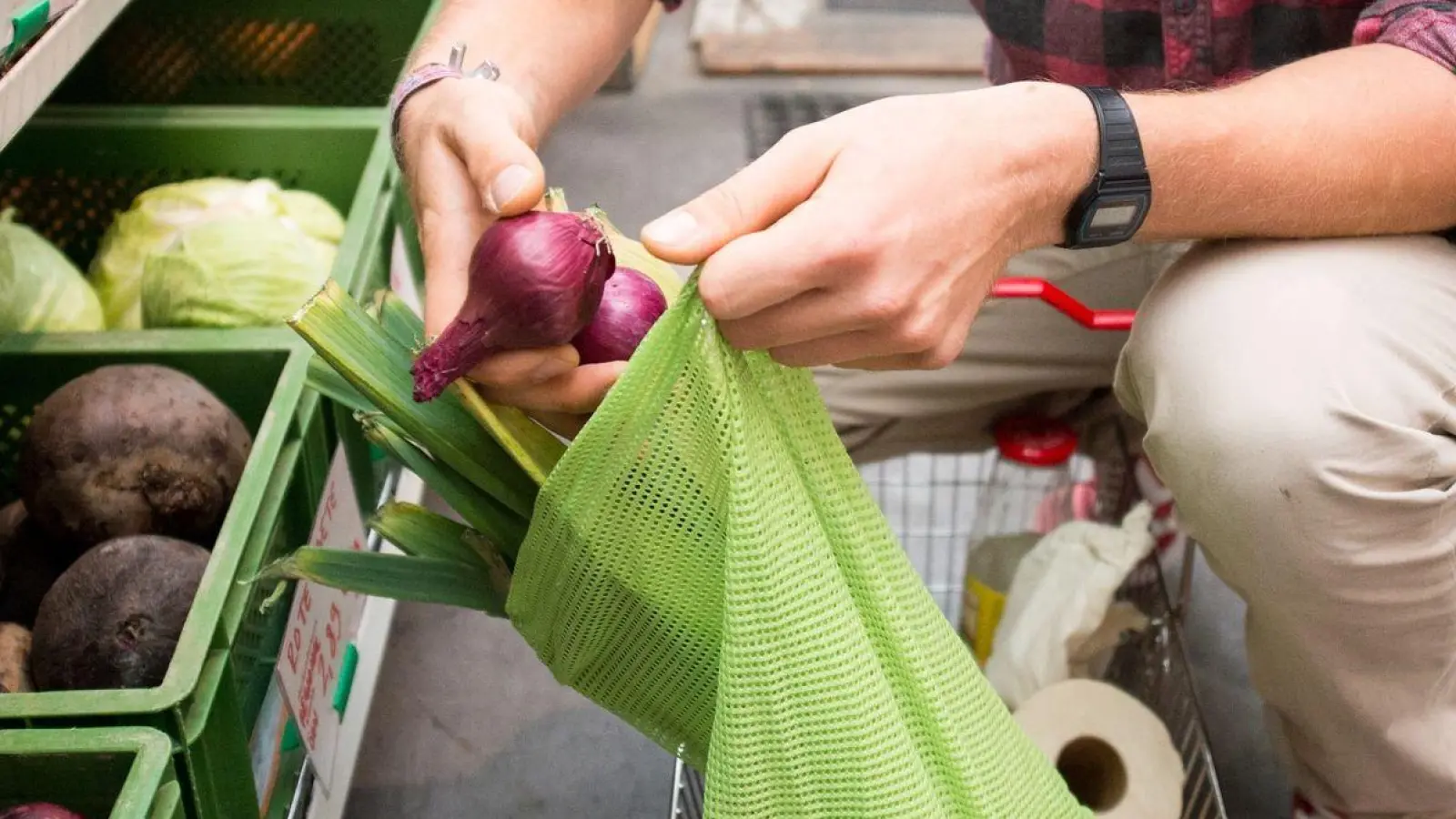 Mit Vorratsgläsern und Stoffbeutel: Ein Unverpackt-Einkauf vermeidet Müll und schont die Umwelt. (Foto: Inga Kjer/dpa-tmn/dpa)