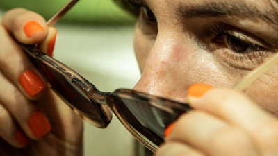 Wer die Sonnenbrille länger trägt, kann unschöne Abdrücke an der Nase bekommen - lassen sie sich mit einem Trick verhindern? (Foto: Christin Klose/dpa-tmn)