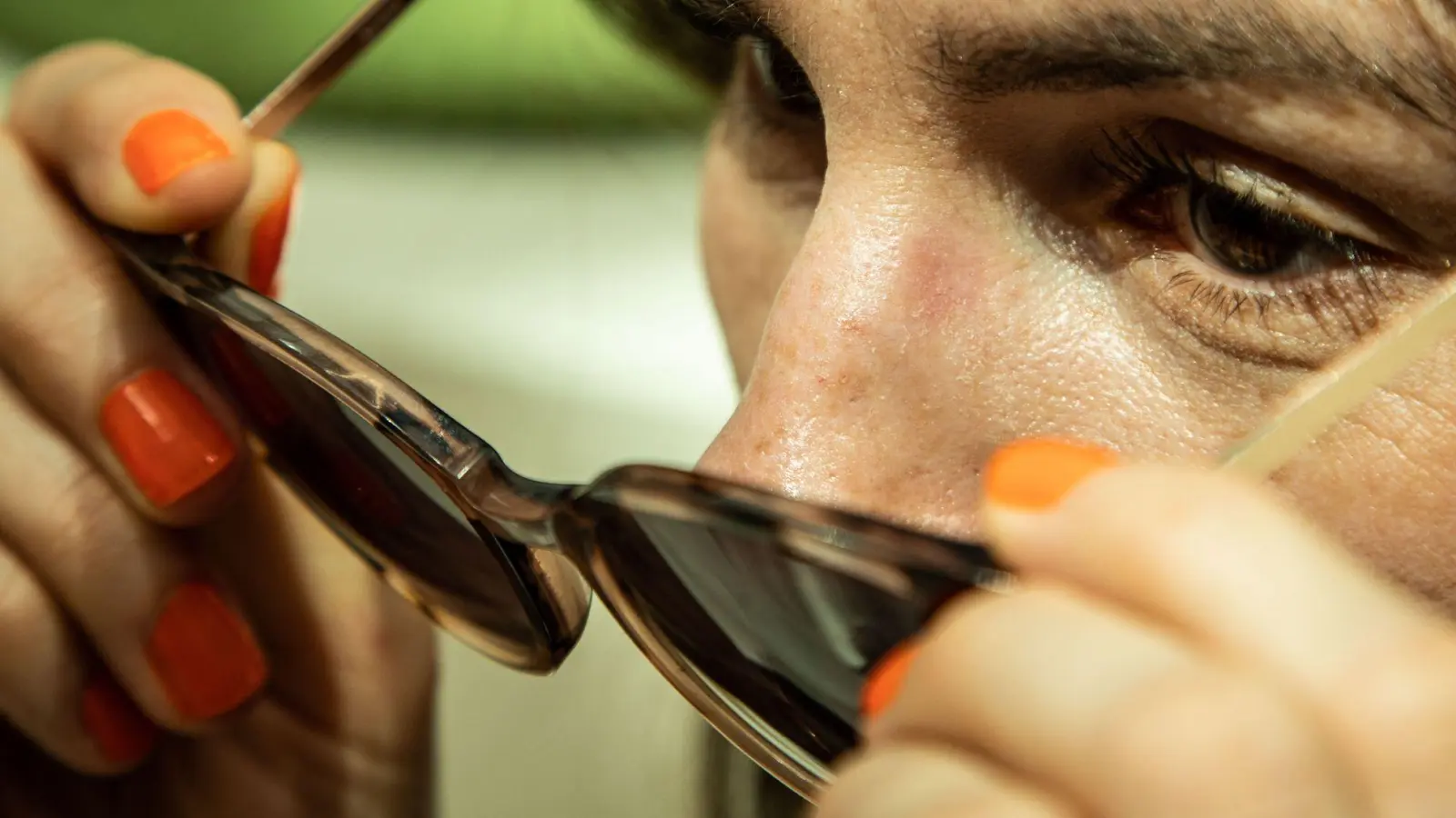 Wer die Sonnenbrille länger trägt, kann unschöne Abdrücke an der Nase bekommen - lassen sie sich mit einem Trick verhindern? (Foto: Christin Klose/dpa-tmn)