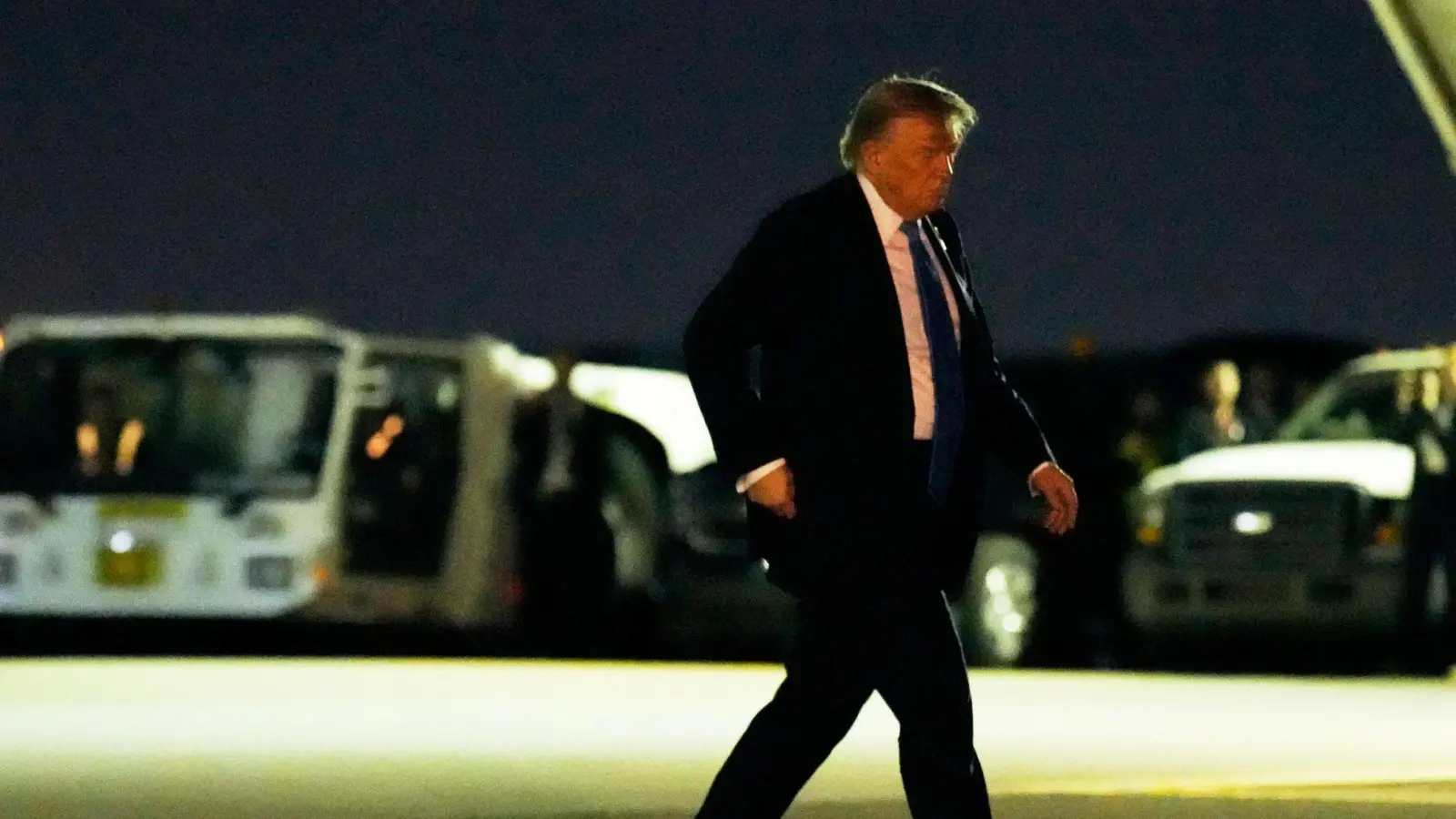 Donald Trump stößt seinen französischen Amtskollegen Macron mit einer Nachricht kurz nach der Abreise vom G7-Gipfel vor den Kopf. (Foto: Mark Schiefelbein/AP/dpa)