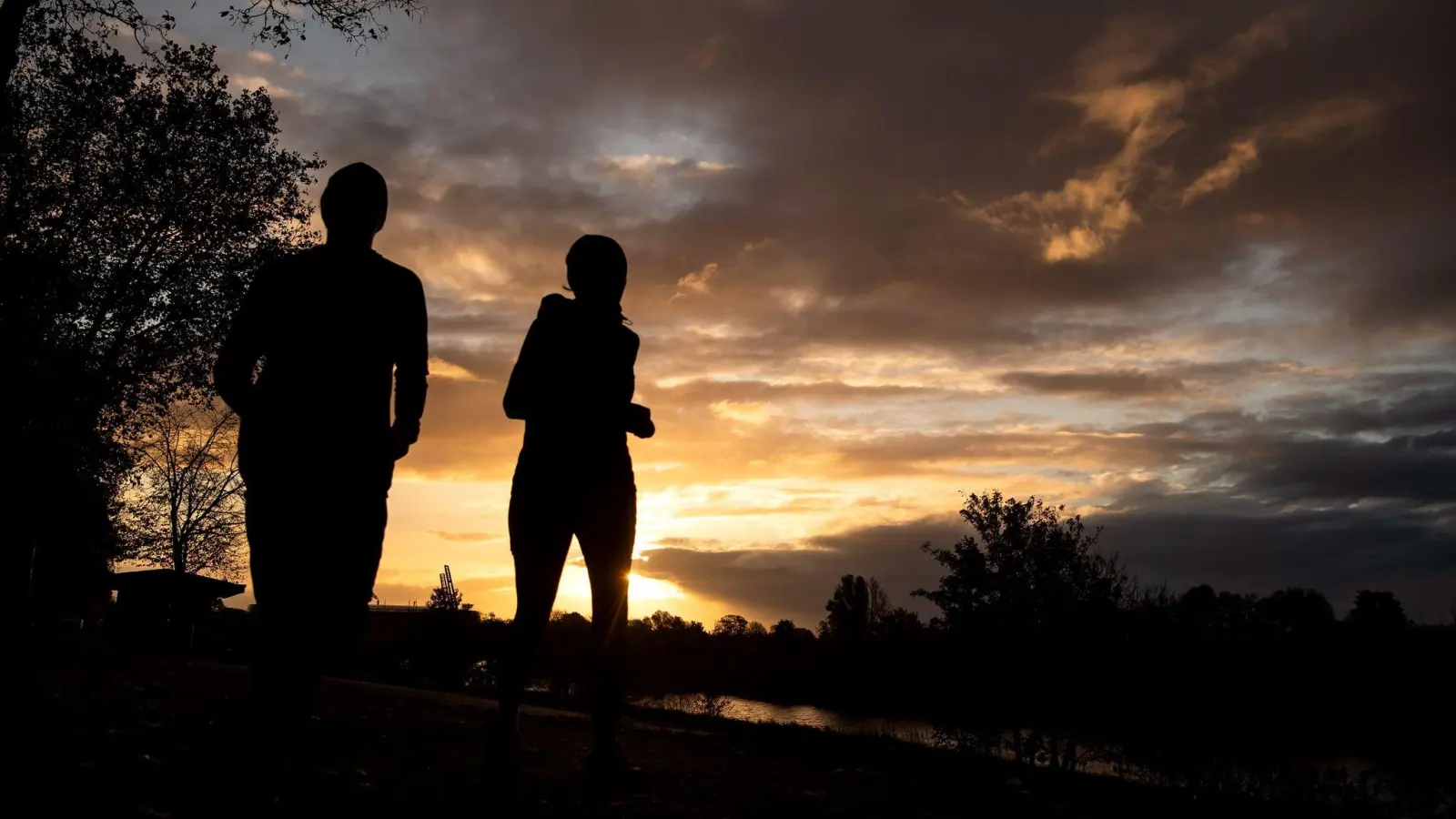 Positives Mindset: Die Winterzeit bringt uns morgens eine Stunde früher Licht - die sich vor der Arbeit etwa zum Joggen nutzen lässt. (Foto: Sina Schuldt/dpa/dpa-tmn)