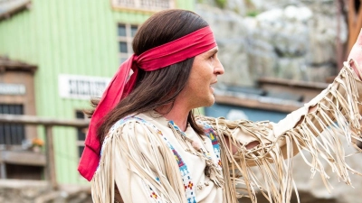 Alexander Klaws reitet als Winnetou über die Freilichtbühne in Bad Segeberg. (Foto: Daniel Bockwoldt/dpa)