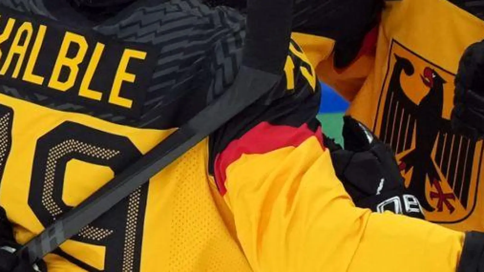 Deutschlands Mannschaft bejubelt das Tor zum 2:0 beim Spiel gegen Frankreich bei den Olympischen Winterspielen Mailand Cortina 2026. (Foto: Carolyn Kaster/AP/dpa)