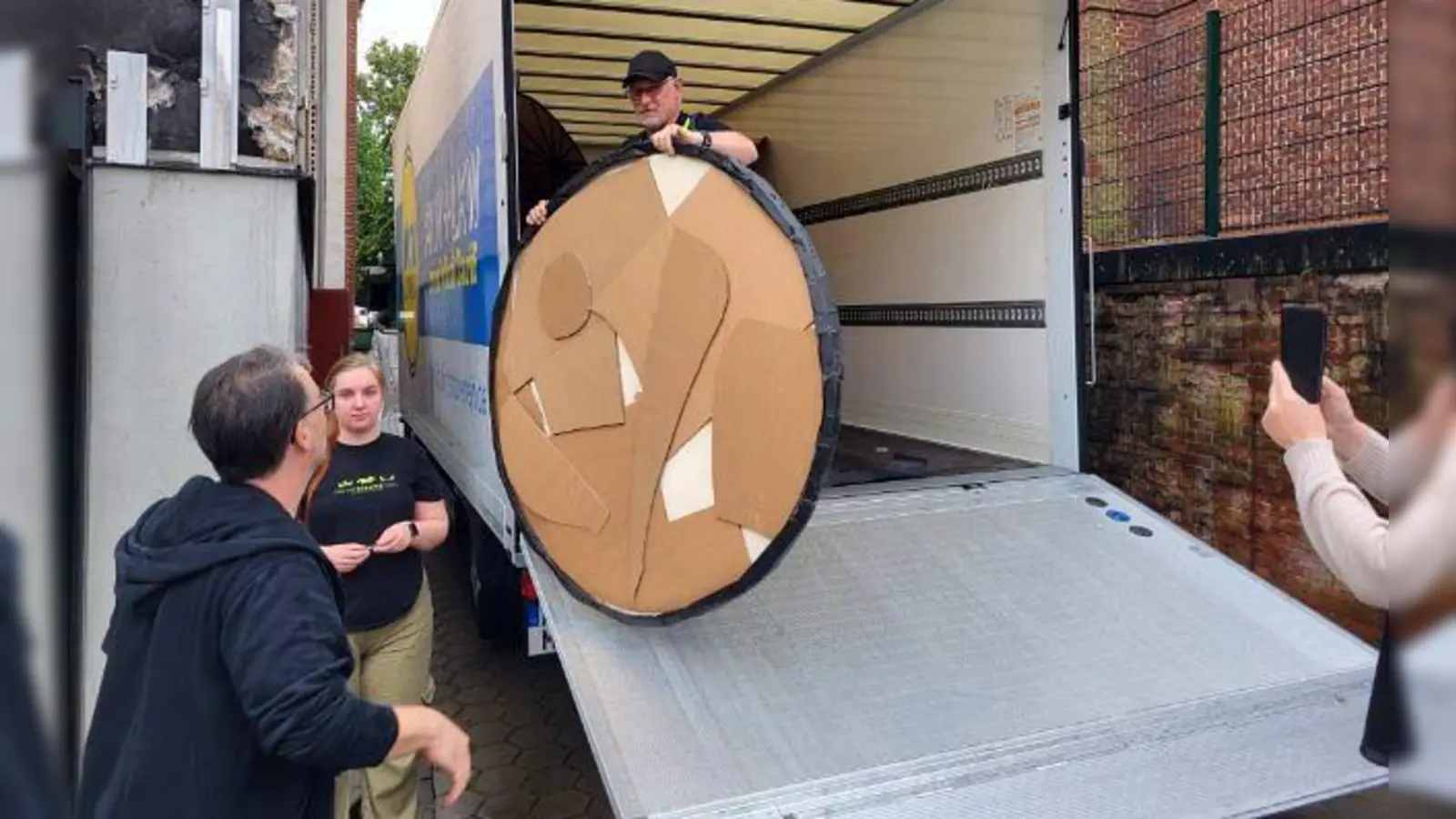 Beim Entladen in Hamburg-Harburg. (Foto: Axel Krauße)