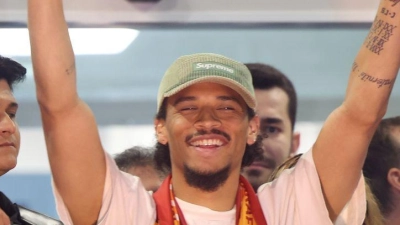 Leroy Sané hatte nach seiner Ankunft in Istanbul gute Laune. (Foto: Murat Akbas/dpa)