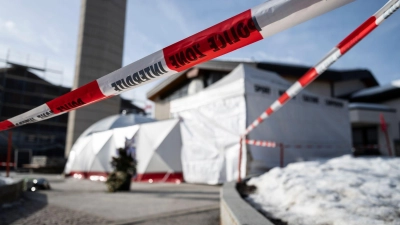 Soll schnell wieder aufgebaut werden: Die Gedenkstätte in Crans-Montana. (Foto: Alessandro Della Valle/KEYSTONE/dpa)