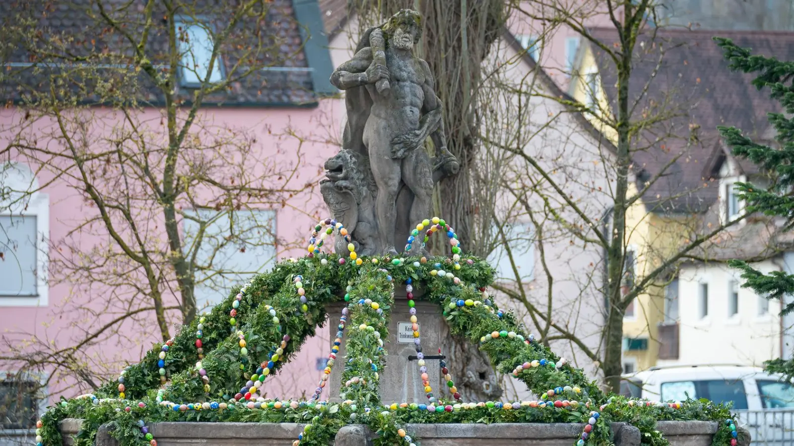 Die Osterbrunnentradition zeigt sich auch am liebevoll geschmückten Herkulesbrunnen in Emskirchen. (Foto: Mirko Fryska)