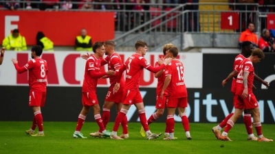 Kaiserslautern bejubelt den Heimsieg gegen Bochum. (Foto: Thomas Frey/dpa)