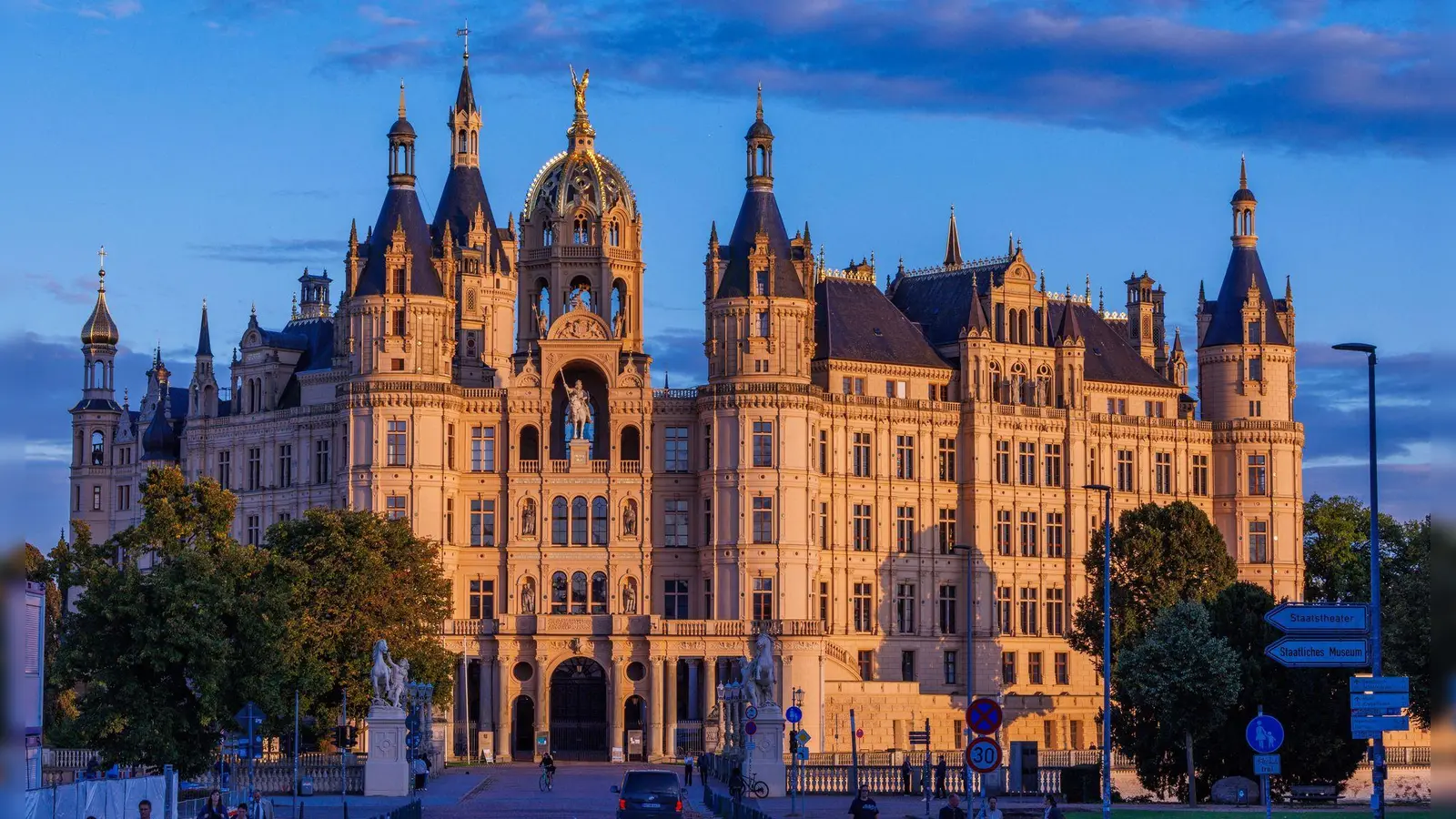 Vor der Wahl in Mecklenburg-Vorpommern überholt die SPD die AfD in einer ZDF-Umfrage. (Archivbild) (Foto: Jens Büttner/dpa)