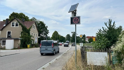 Ein fest installiertes Geschwindigkeitsmessgerät in der Neustädtleiner B25-Ortsdurchfahrt reicht laut Auffassung des Orstssprechers Jochen Mahler nicht. Der Dinkelsbühler Ortsteil fordert jetzt einen fest installierten Blitzer. (Foto: Martina Haas)