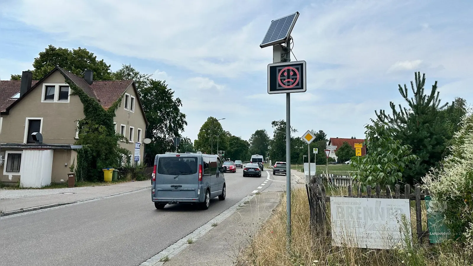 Ein fest installiertes Geschwindigkeitsmessgerät in der Neustädtleiner B25-Ortsdurchfahrt reicht laut Auffassung des Orstssprechers Jochen Mahler nicht. Der Dinkelsbühler Ortsteil fordert jetzt einen fest installierten Blitzer. (Foto: Martina Haas)