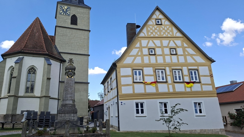 In den letzten drei Jahren wurde das alte Schulhaus neben der Kirche in Reusch zum Dorfgemeinschaftshaus umgebaut.  (Foto: Ramona Emmert)