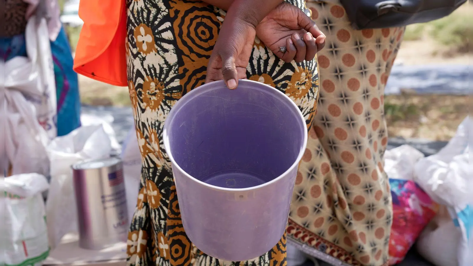 Eine Frau wartet im März 2023 im Bezirk Mangwe im Südwesten Simbabwes auf Nahrungsmittelhilfe. (Foto: Tsvangirayi Mukwazhi/AP/dpa)