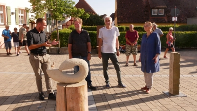 Zweiter Bürgermeister Stefan Hochneder bedankte sich bei den Kursleitern Kurt Grimm, Jess Walter und Cornelia Königsperger (von links). (Foto: Daniel Ammon)