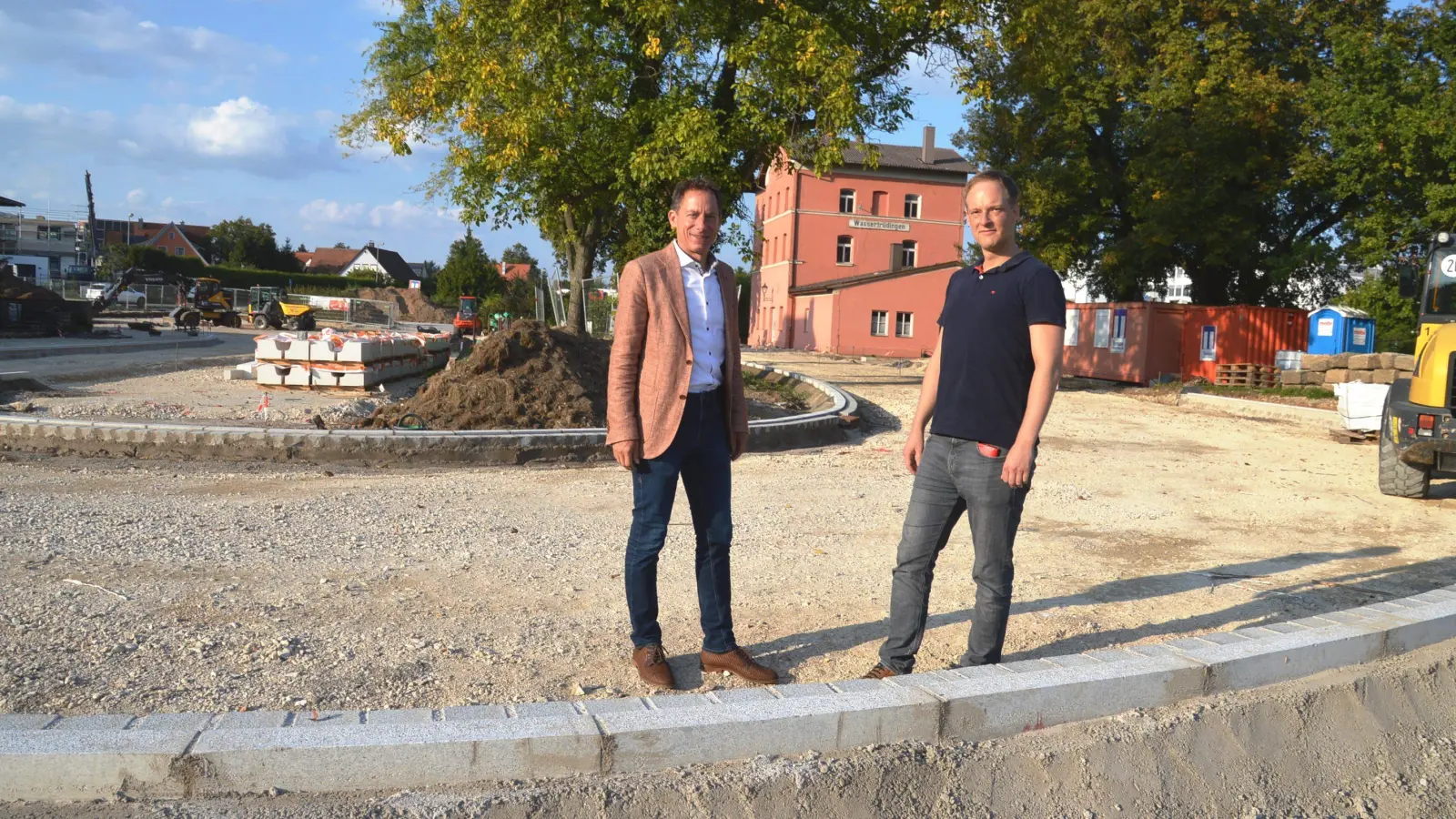 Peter Banczyk (rechts) und Bürgermeister Stefan Ultsch informierten sich auf dem Bahnhofsvorplatz über die aktuellen Arbeiten. Am 13. Oktober ist die Bevölkerung zum Baustellenfest eingeladen. Zu den Gästen gehört auch Innenminister Joachim Herrmann. (Foto: Peter Tippl)