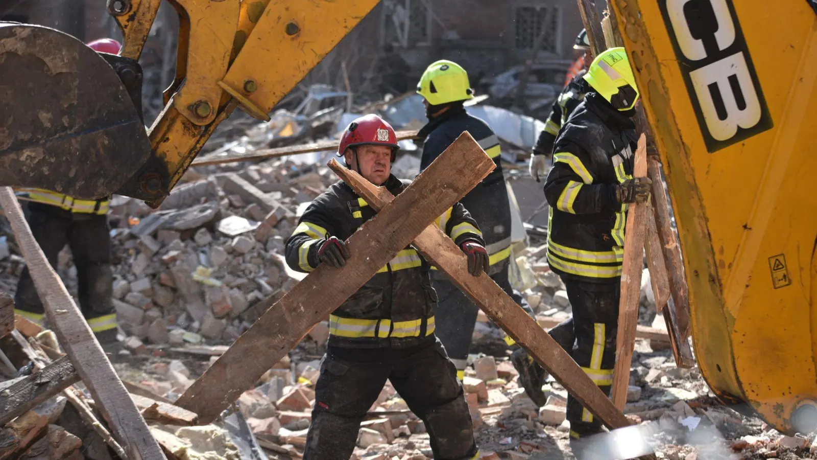 Auch aus Dnipro wurden schwere Explosionen gemeldet. (Foto: Mykola Synelnykov/AP/dpa)