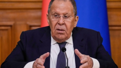 Lawrow sieht die Bedingungen für ein Spitzentreffen von Putin mit Selenskyj für nicht erfüllt an.  (Foto: Alexander Zemlianichenko/AP Pool/dpa)