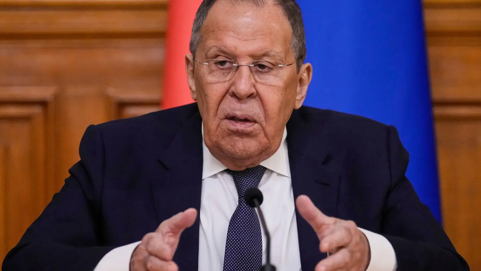 Lawrow sieht die Bedingungen für ein Spitzentreffen von Putin mit Selenskyj für nicht erfüllt an.  (Foto: Alexander Zemlianichenko/AP Pool/dpa)
