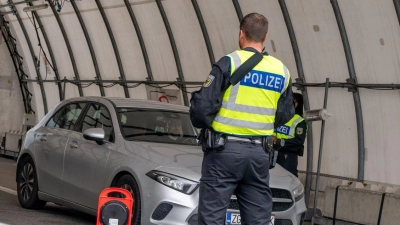Langfristig seien die intensivierten Grenzkontrollen ohne mehr Stellen bei der Bundespolizei nicht möglich, sagt die Gewerkschaft der Polizei. (Foto: Peter Kneffel/dpa)