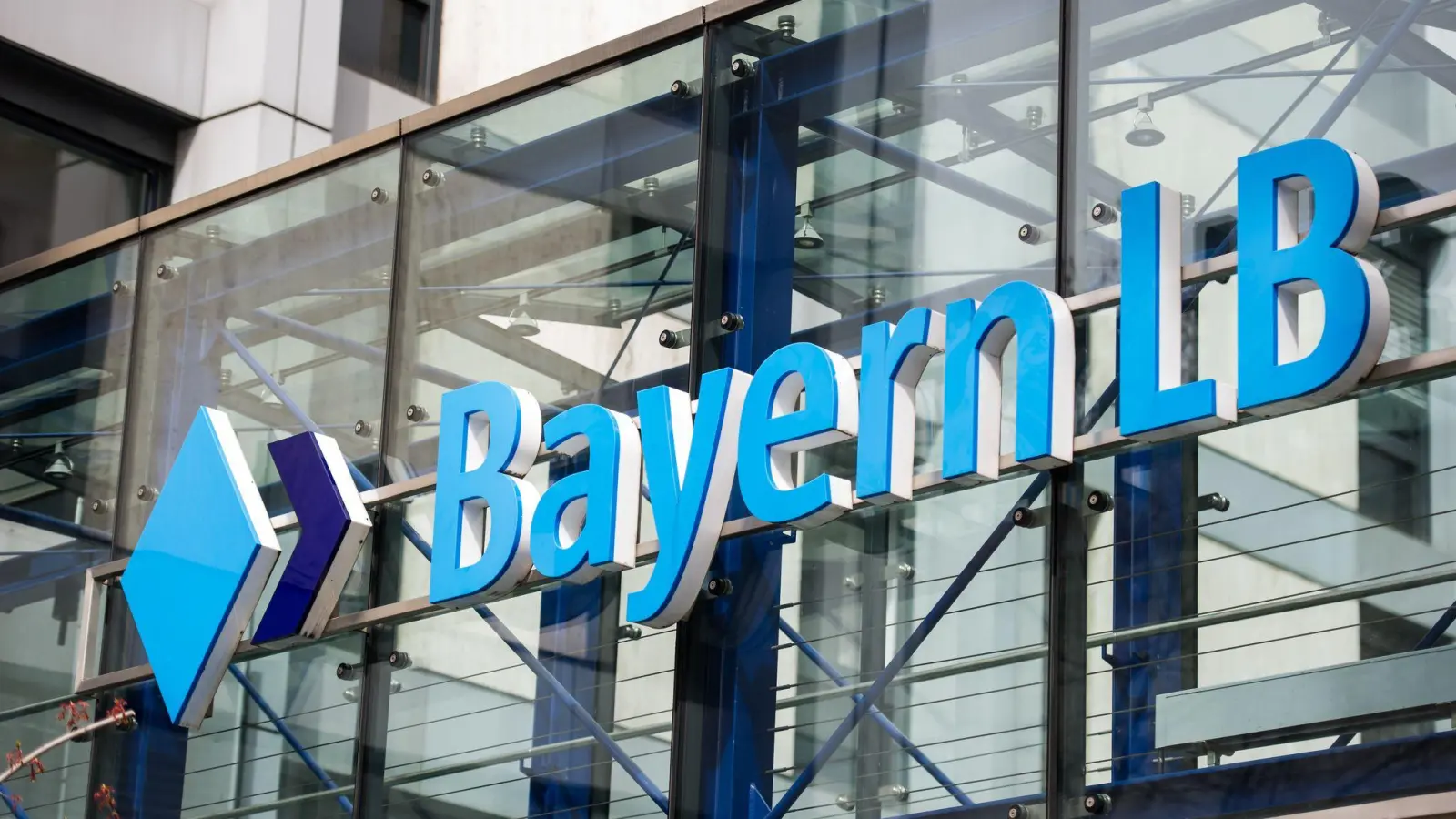 Bei der BayernLB laufen die Geschäfte erwartungsgemäß schlechter. (Foto: Christina Sabrowsky/dpa)
