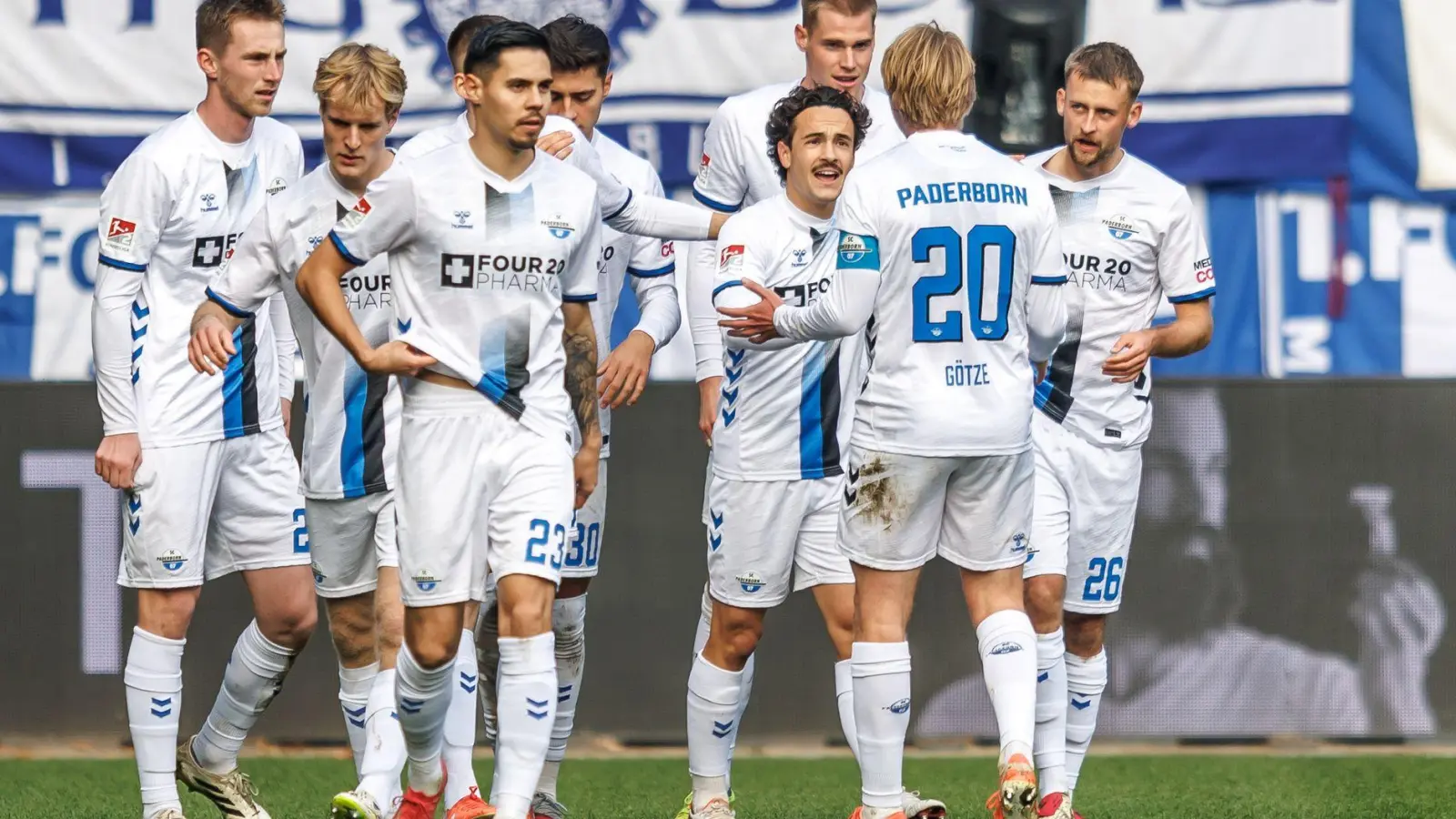 Sebastian Klaas (r, SC Paderborn 07) jubelt mit Teamkollegen nach seinem Treffer zum 1:0. (Foto: Andreas Gora/dpa)