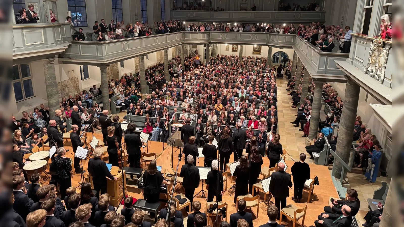 Schlussapplaus in der voll besetzten Ansbacher Gumbertuskirche: Einige Konzerte waren weitgehend ausverkauft, bei anderen blieben vor allem Plätze in den günstigeren Kategorien frei.  (Foto: Lara Hausleitner)
