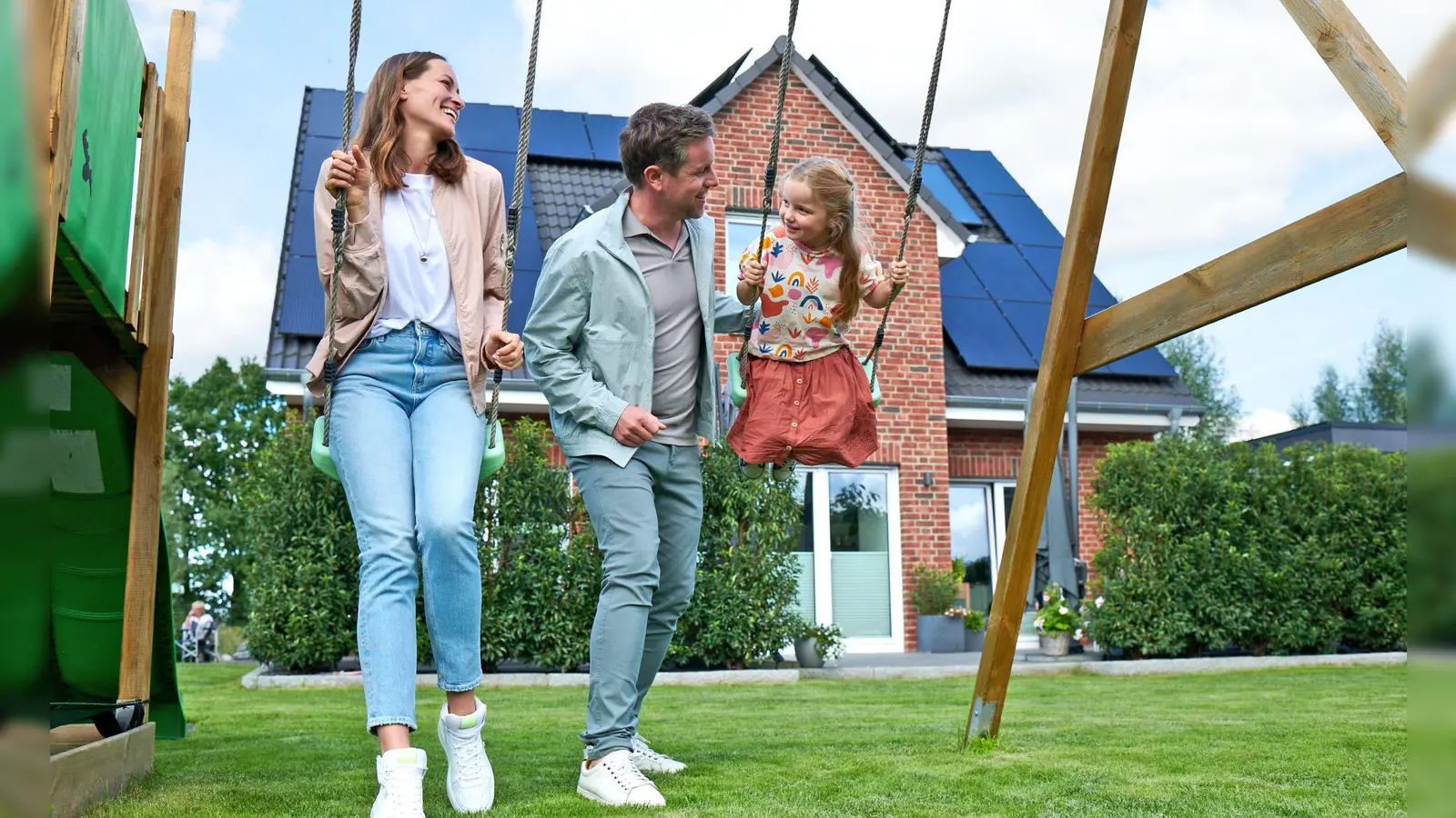 Der durchschnittliche PV-Ertrag in Deutschland reichte 2025 annähernd für eine dreiköpfige Familie inklusive Wärmepumpe und E-Auto. (Foto: DJD/E.ON/Malte Braun)