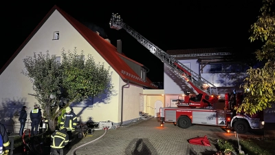 Weil Funken aus dem Schornstein flogen, wurde die Feuerwehr nach Großenried gerufen.  (Foto: Johannes Flierl)