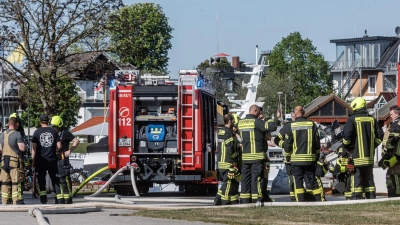 Nach der Explosion der Gasflasche wurde der Bereich weiträumig abgesperrt. (Foto: Markus Scholz/dpa)