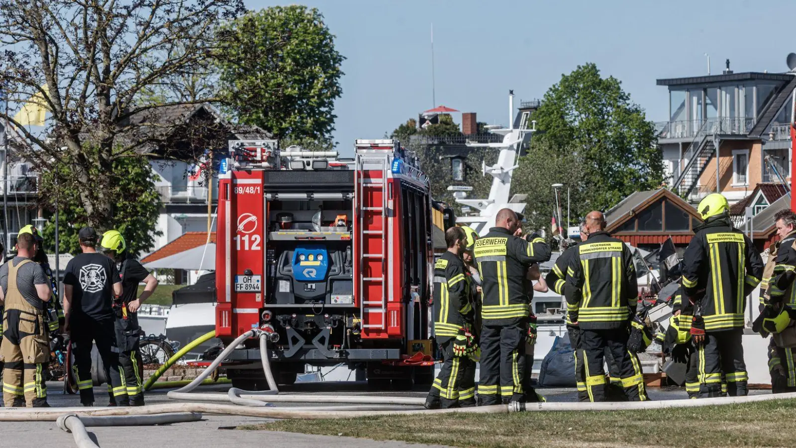 Nach der Explosion der Gasflasche wurde der Bereich weiträumig abgesperrt. (Foto: Markus Scholz/dpa)