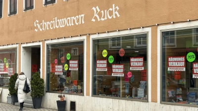 Seit 1870 in Familienbesitz: Nun endet eine Tradition in Feuchtwangens Innenstadt, das Schreibwarengeschäft Ruck schließt in einigen Wochen. (Foto: Florian Pöhlmann)