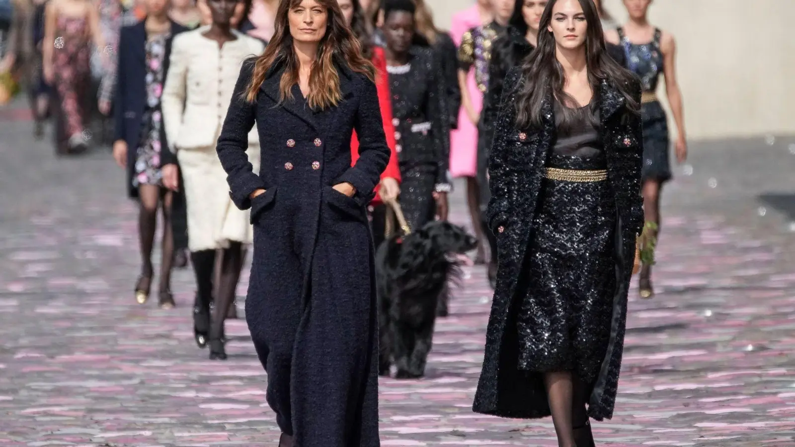 Die Show wurde von der langjährigen Chanel-Muse Caroline de Maigret (l) eröffnet. (Foto: Christophe Ena/AP)