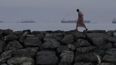 Weil die Straße von Hormus infolge des Iran-Kriegs praktisch gesperrt ist, ist der Schiffsverkehr zum Erliegen gekommen. (Archivbild) (Foto: Altaf Qadri/AP/dpa)