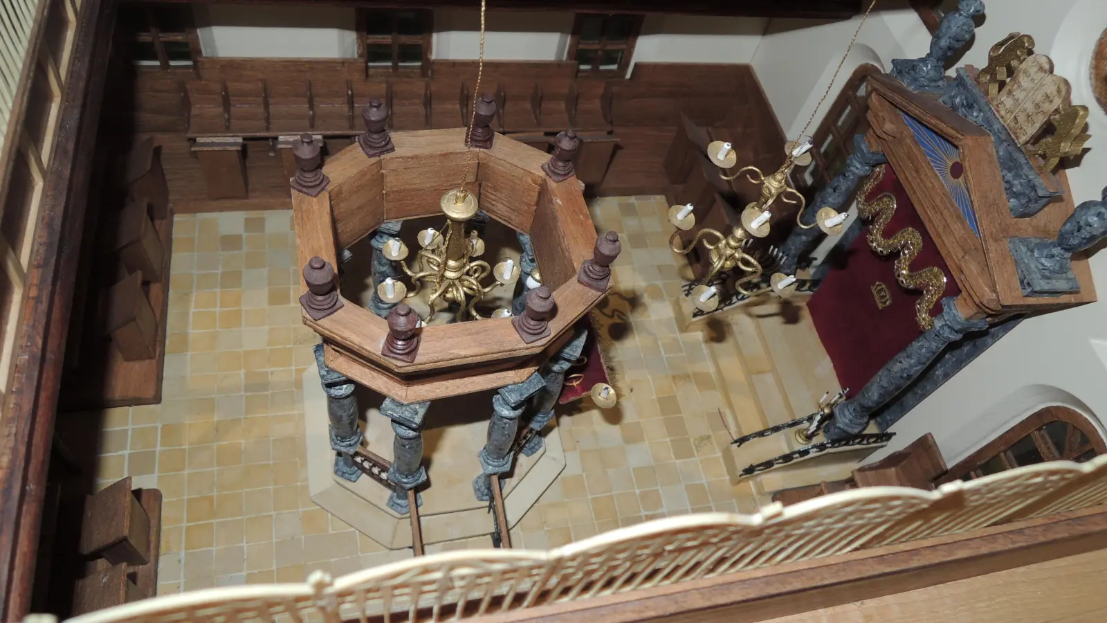 Ein Blick durch eine Öffnung im Dach dieses Modells lässt erkennen, wie der Innenraum der Synagoge in Feuchtwangen vor deren Zerstörung ausgesehen hat. Der heute an dieser Stelle stehende Nachfolgebau gehört zum Fränkischen Museum. Auf dem Platz davor werden am 30. Mai Stolpersteine verlegt, die an die Vorfahren von Zvi Lapian erinnern. Bis zu ihrer Vertreibung im Jahr 1938 haben sie im Synagogen-Gebäude gewohnt. (Foto: Peter Zumach)