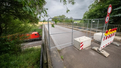Die Brücke über die Bahnlinie in Rudolzhofen ist für den Kraftverkehr und sogar für Fußgänger und Radfahrende gesperrt. Der Bahnverkehr aber läuft weiter. (Foto: Mirko Fryska)