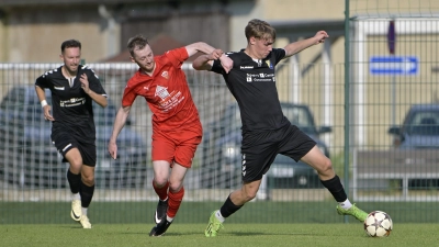 Levin Körger (rechts, gegen Tobias Lösel vom SV Buckenhofen) kehrt beim SVG Steinachgrund) zurück in den Kader. (Foto: Martin Rügner)