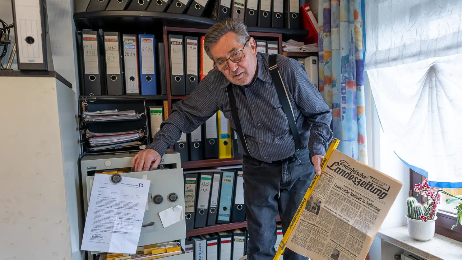 Helmuth Röschlein ist ein begeisterter Sammler. Er hat Unmengen an Artikeln gesammelt, aber auch Fotos, Postkarten, Ausgaben der FLZ ab 1947 und vieles mehr. (Foto: Mirko Fryska)