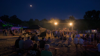 Am Samstag feiert das Burning Stausee Festival in Dorfgütingen (Landkreis Ansbach) seinen Höhepunkt. (Foto: René Chlopotowski)