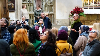 In St. Jakob erklärt Dr. Oliver Gußmann (mit grünem Schal) nicht nur die christlichen Glaubensgrundsätze, sondern erzählt auch über die Entstehungsgeschichte der Kirche. (Foto: Simone Hedler)
