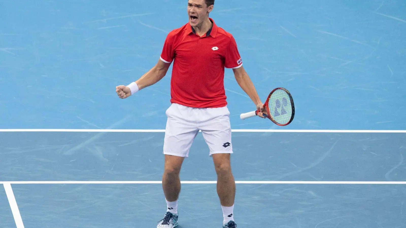 Der Pole Kamil Majchrzak feiert seinen Sieg über den Argentinier Delbonis. (Foto: Steve Christo/AP/dpa)