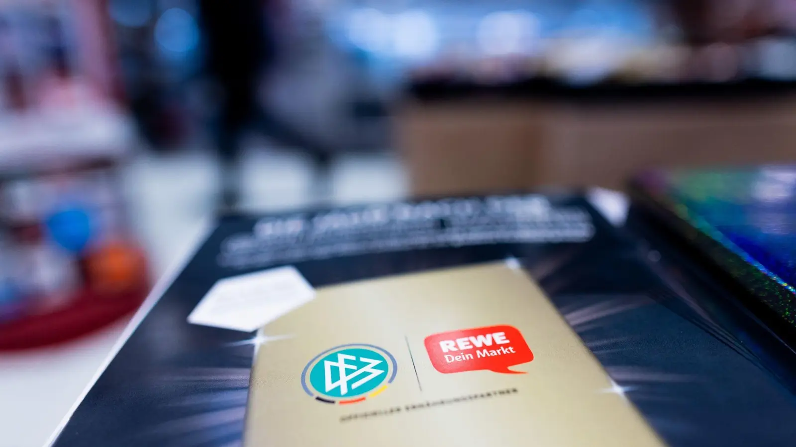 Rewe beendet wegen der FIFA-Entscheidung zur „One-Love“-Armbinde ab sofort die Kooperation mit dem Deutschen Fußball-Bund. (Foto: Rolf Vennenbernd/dpa)