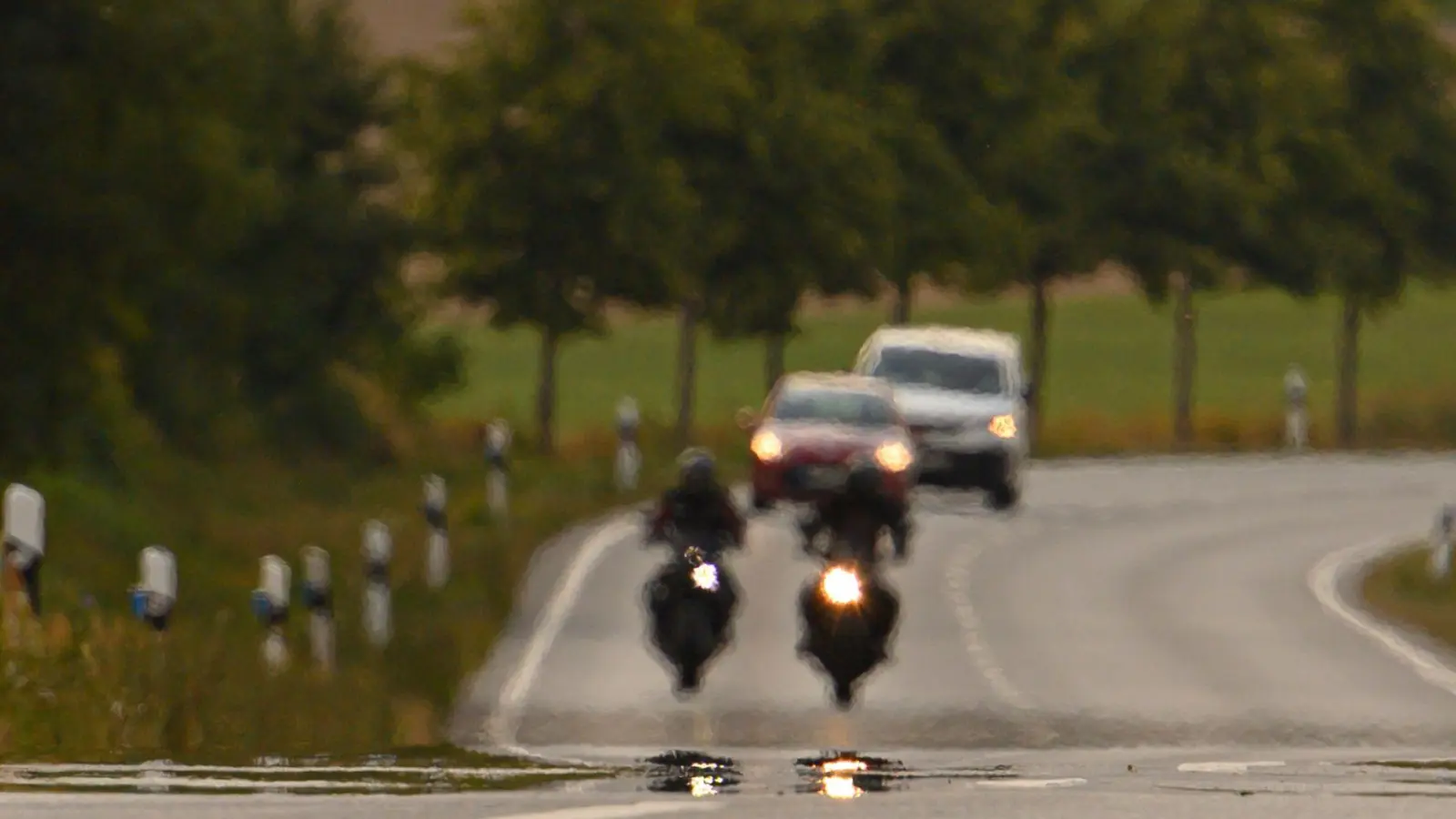 Flirrende Hitze: Damit die Konzentration oben bleibt, sollten Biker ausreichend trinken. (Foto: Robert Michael/dpa-Zentralbild/dpa-tmn)