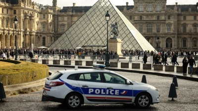 Auch nach der Festnahme von zwei Verdächtigen fehlt noch immer die Beute des spektakulären Kunstraubs im Pariser Louvre.  (Foto: Thomas Padilla/AP/dpa)