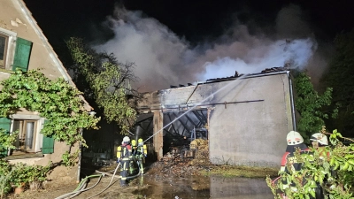 Ein Wohnhaus direkt neben der abgebrannten Maschinenhalle konnten die Einsatzkräfte vor einem Übergreifen der Flammen bewahren. (Foto: Wolfgang Grebenhof)