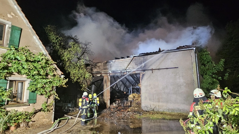 Ein Wohnhaus direkt neben der abgebrannten Maschinenhalle konnten die Einsatzkräfte vor einem Übergreifen der Flammen bewahren. (Foto: Wolfgang Grebenhof)